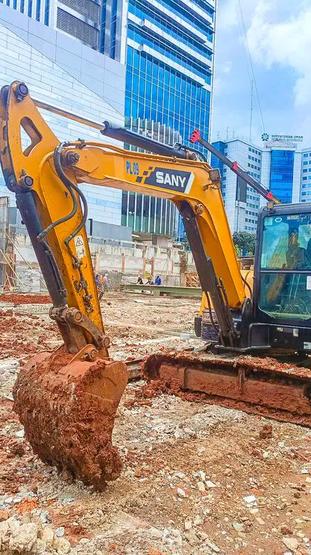 Excavator Sany PL09 Pesona Laut di proyek gedung bertingkat Jakarta