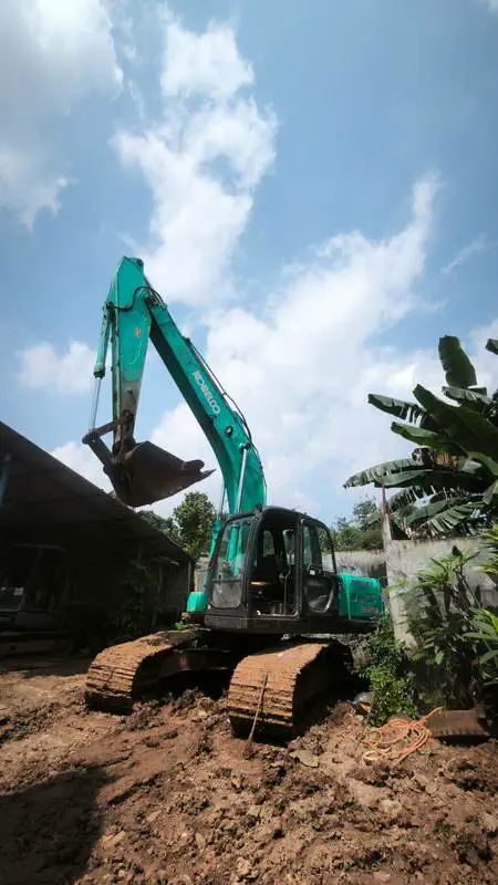 Excavator Kobelco SK200 milik Pesona Laut