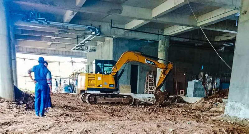 Excavator Sany bekerja di area terbatas dalam bangunan
