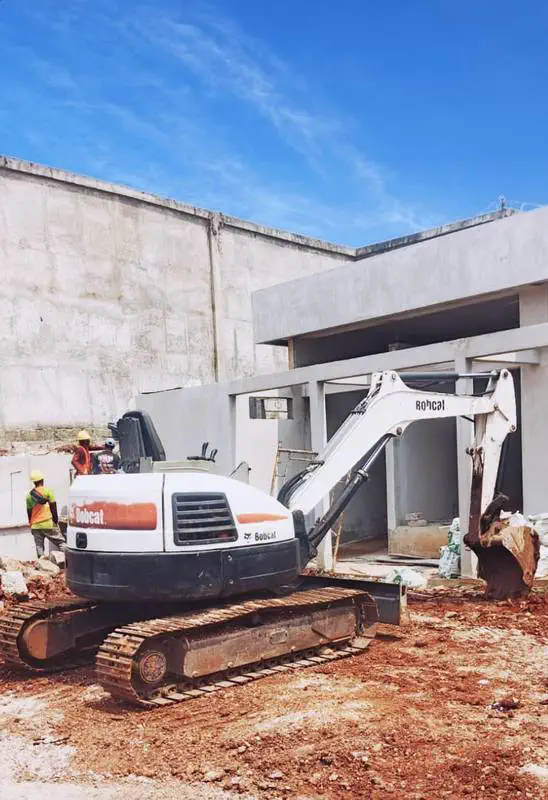 Mini excavator Bobcat pada proyek pembangunan gedung