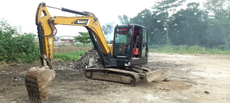 Excavator Sany PL08 Pesona Laut di lokasi proyek