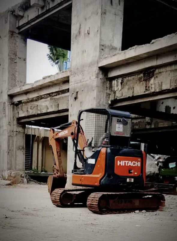 Excavator Hitachi Zaxis milik Pesona Laut pada proyek bongkaran