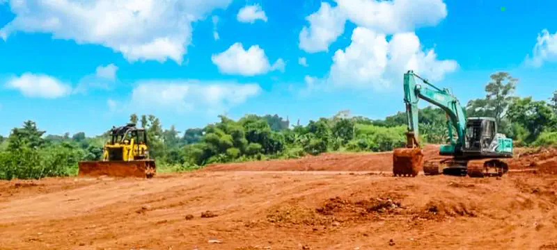 Bulldozer dan excavator meratakan lahan