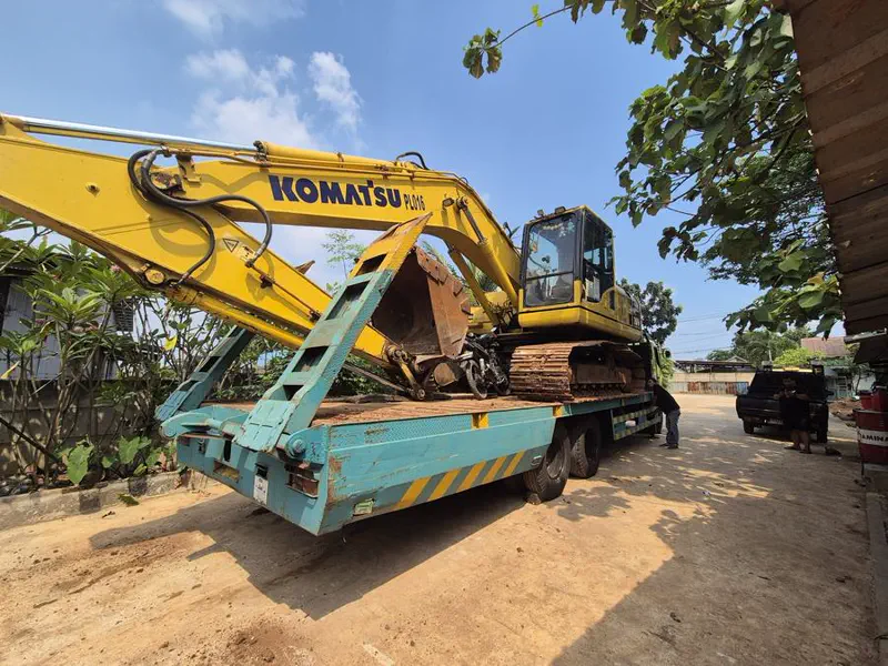 Transporter lowbed selfloader untuk angkut alat berat di Jabodetabek